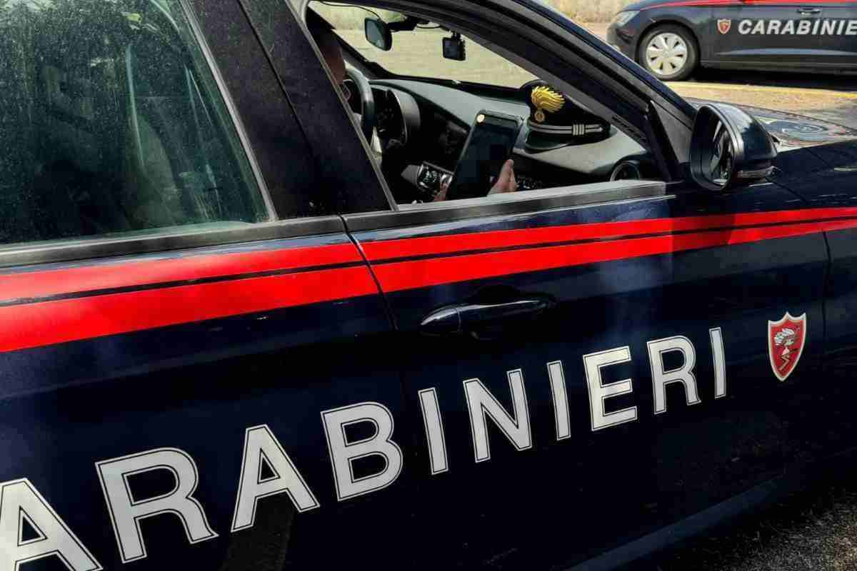 Tenta la fuga dai carabinieri, poi viene fermato