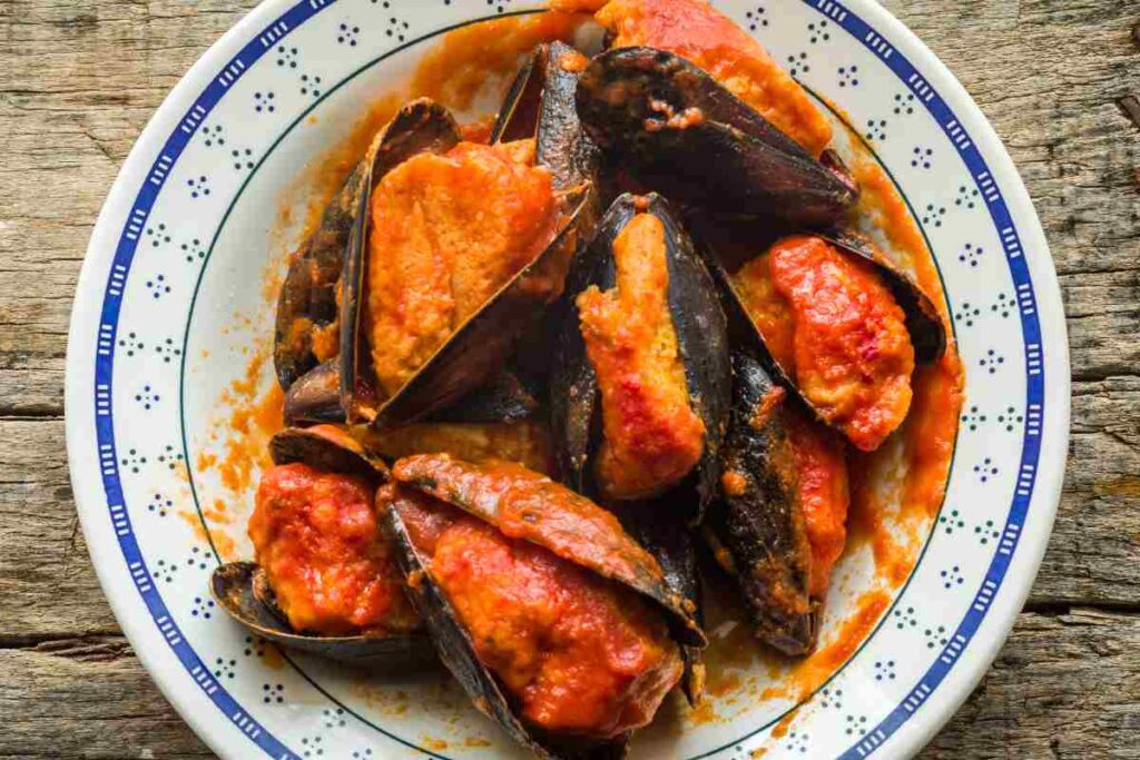 Cozze in umido ripiene al sugo di pomodoro con la ricetta della Costa dei Trabocchi