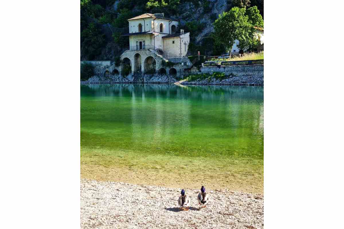 Riva del lago di Scanno con la chiesa sullo sfondo