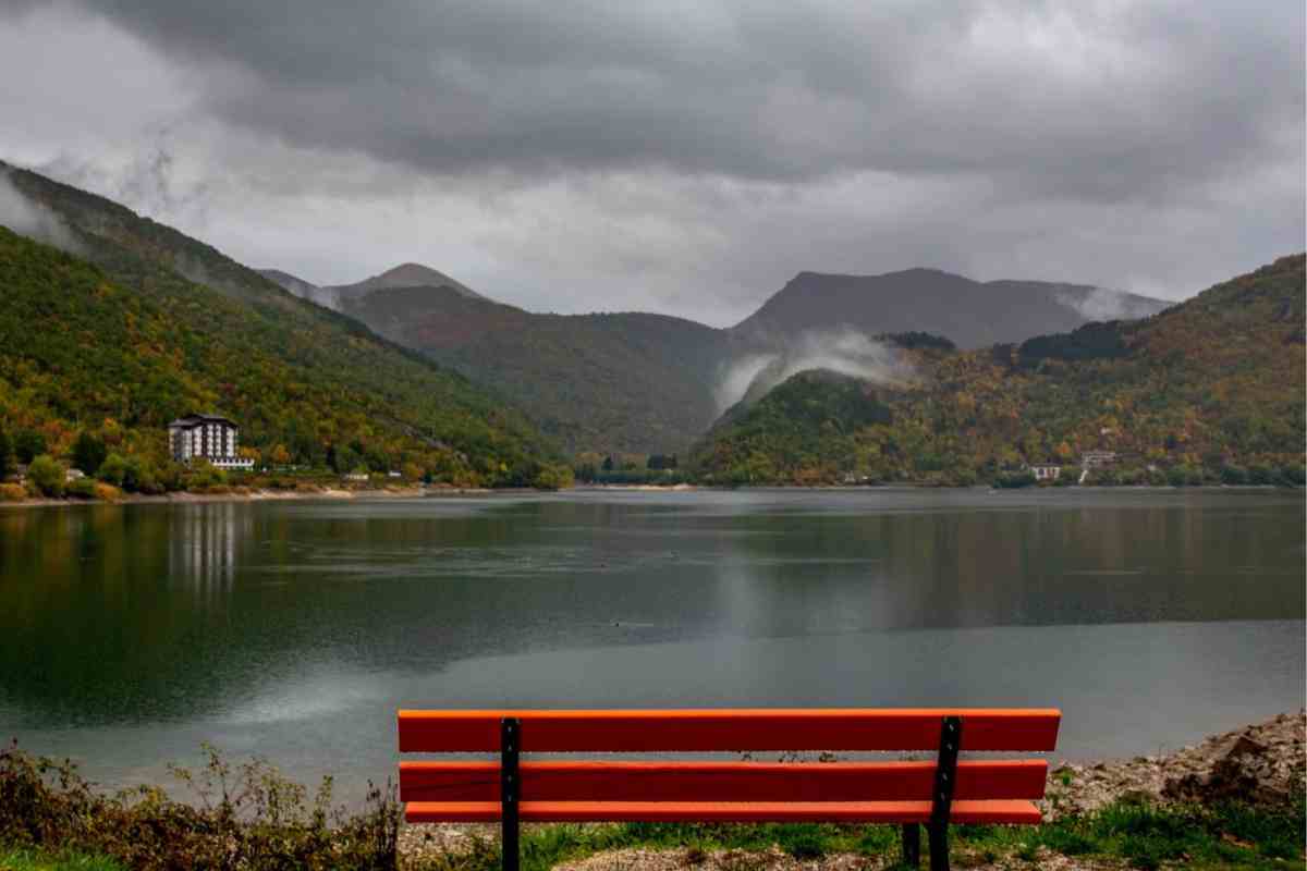panorama del lago di Scanno visto dalla panchina arancione