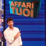 Stefano De Martino debutta ad Affari Tuoi commenti pubblico