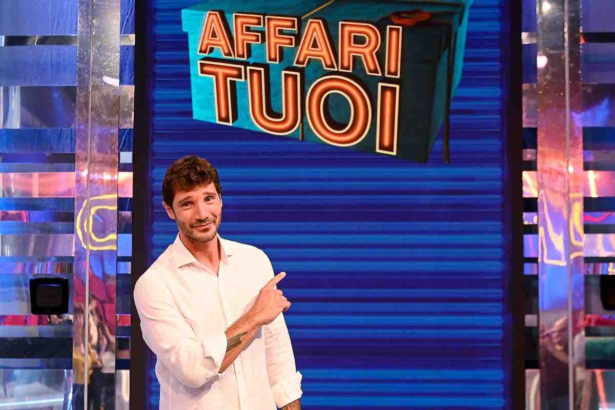 Stefano De Martino debutta ad Affari Tuoi commenti pubblico 