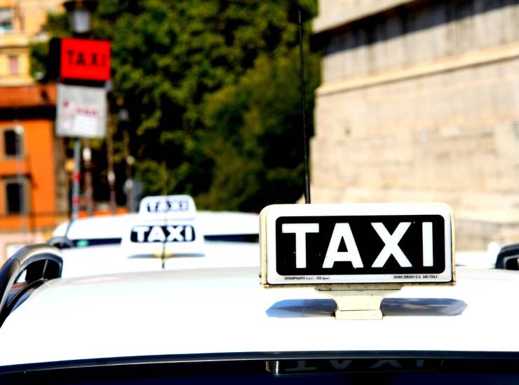 La replica dei taxi a Porro