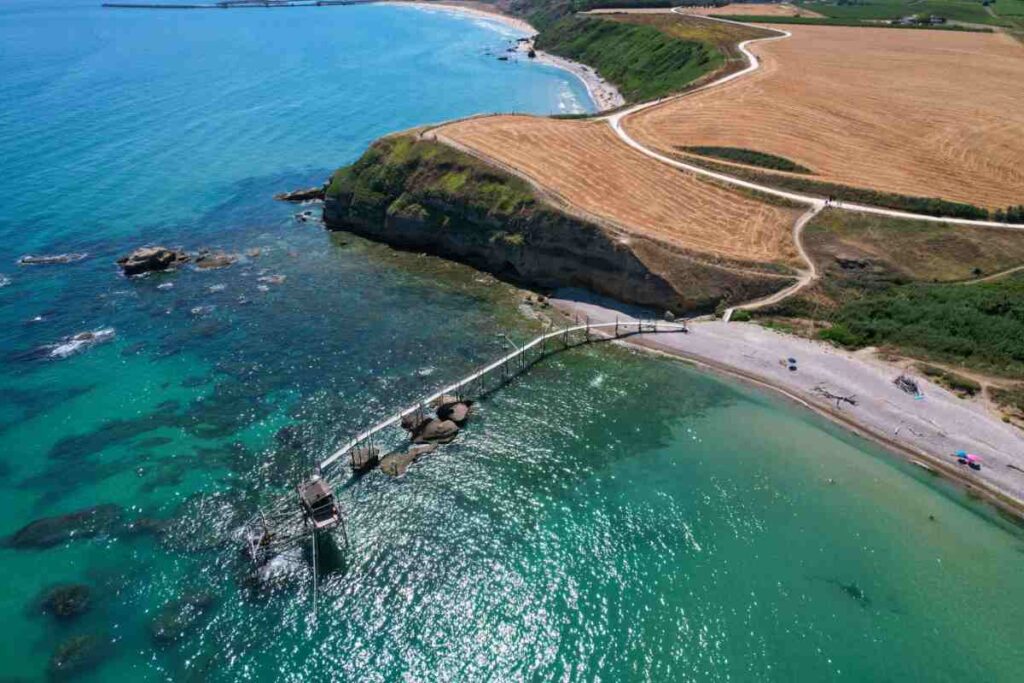 vista dall'alto di un trabocco a punta aderci in abruzzo, una delle cose da vedere in un weekend