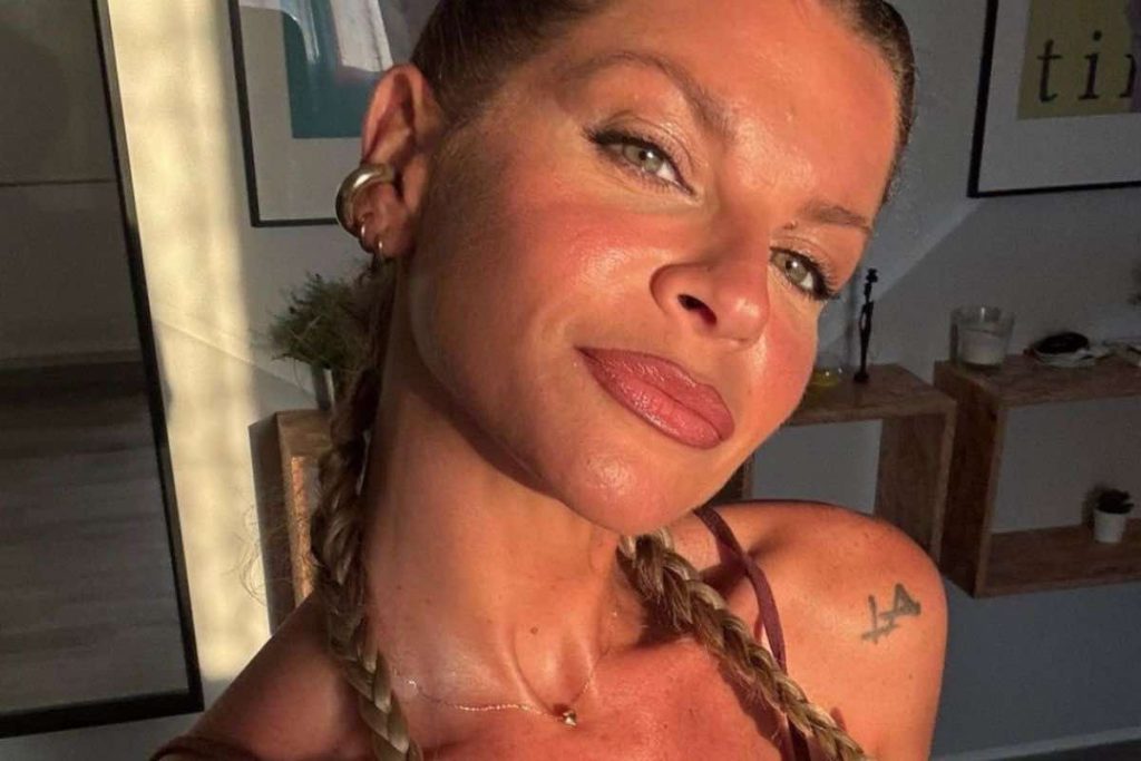 Alessandra Amoroso splendida in bikini dettaglio