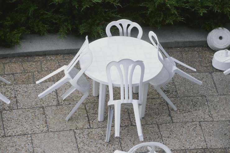 mobili da giardino in plastica puliscili così