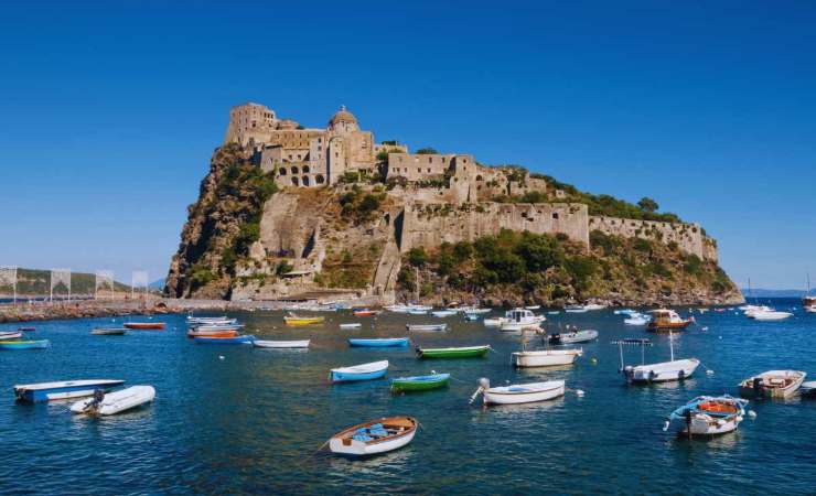 la bellissima spiaggia nell'isola di ischia