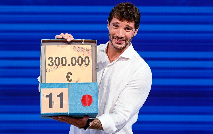 De Martino mostra il premio ad Affari Tuoi