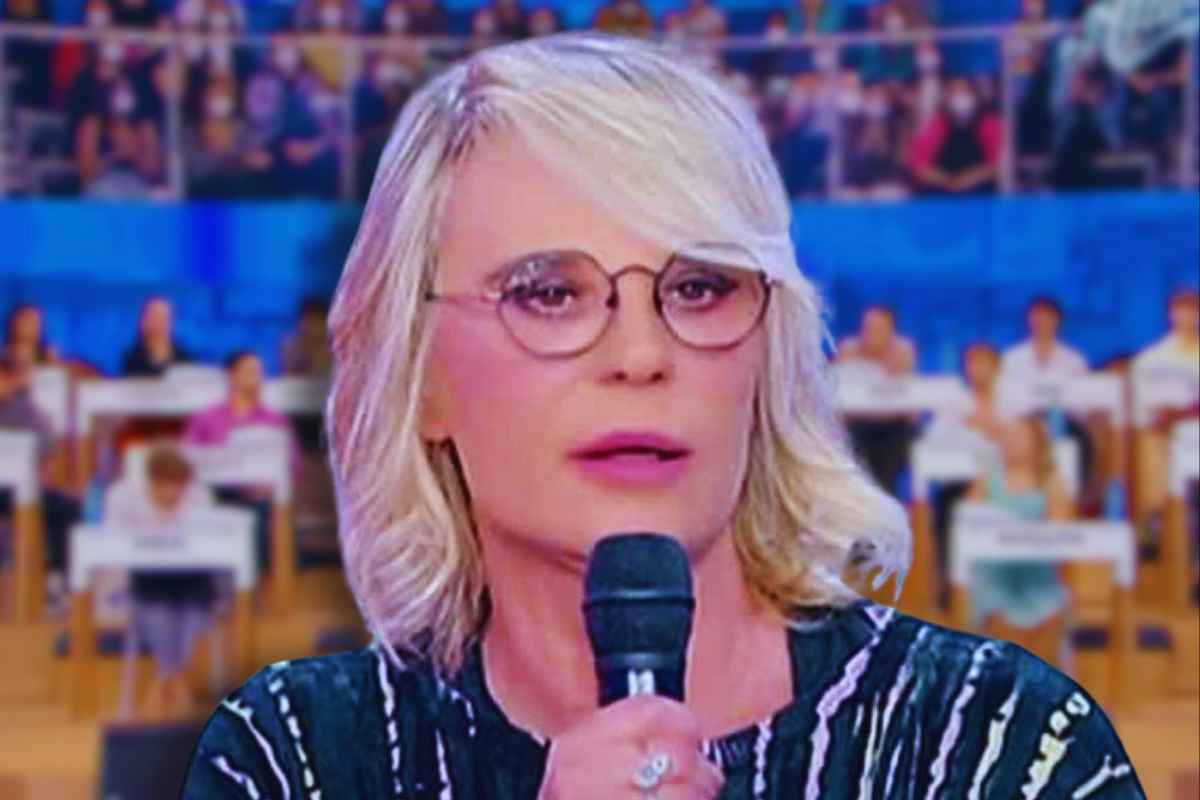 Primo piano di Maria De Filippi negli studi di Amici