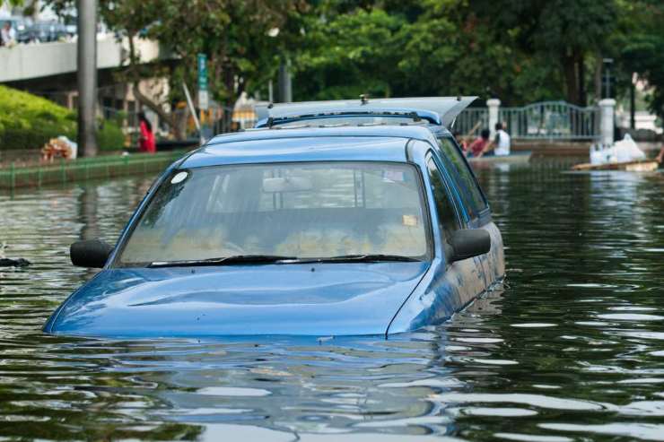 Auto blu acqua