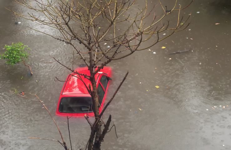 Automobile travolta da alluvione