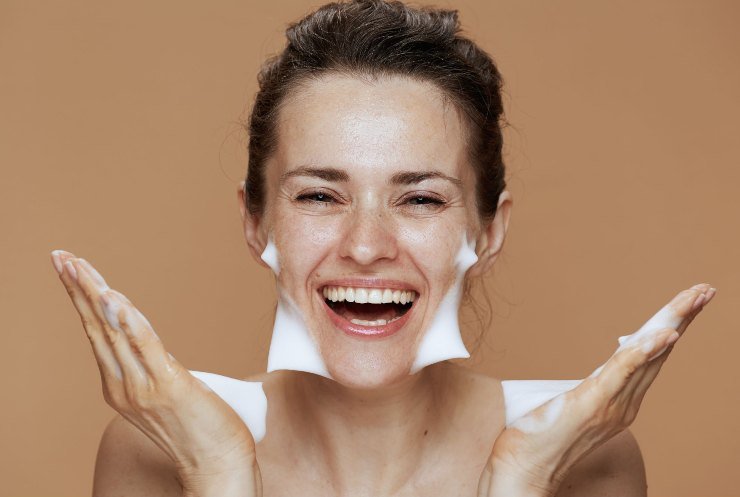 acqua calda o fredda al mattino per il viso