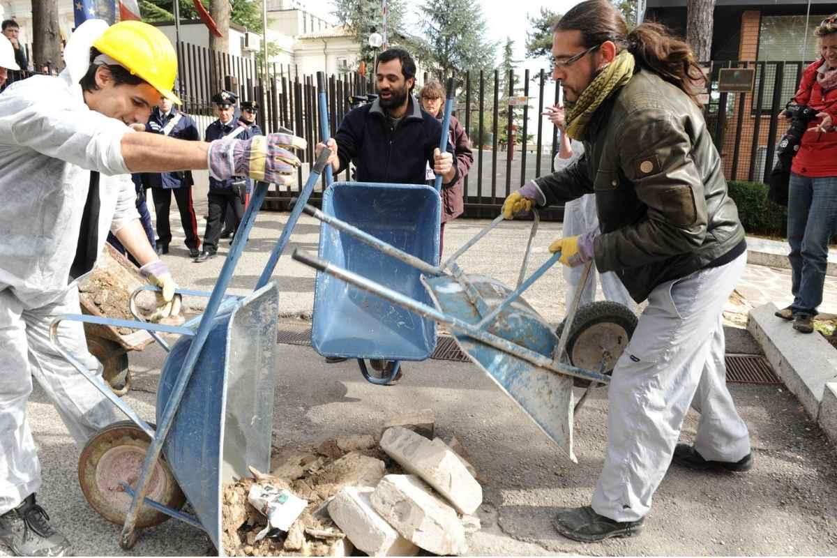 Il popolo delle carriole a L'Aquila nel 2010