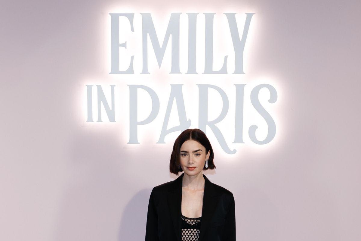 Emily in Paris, esplode la bomba sulla famosa serie guerra tra Italia Francia