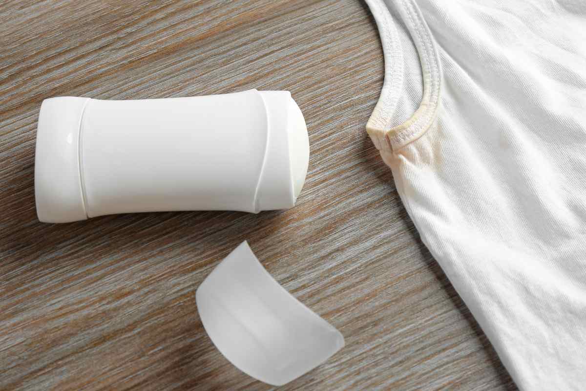 Maglietta macchiata dal sudore e dal deodoraante