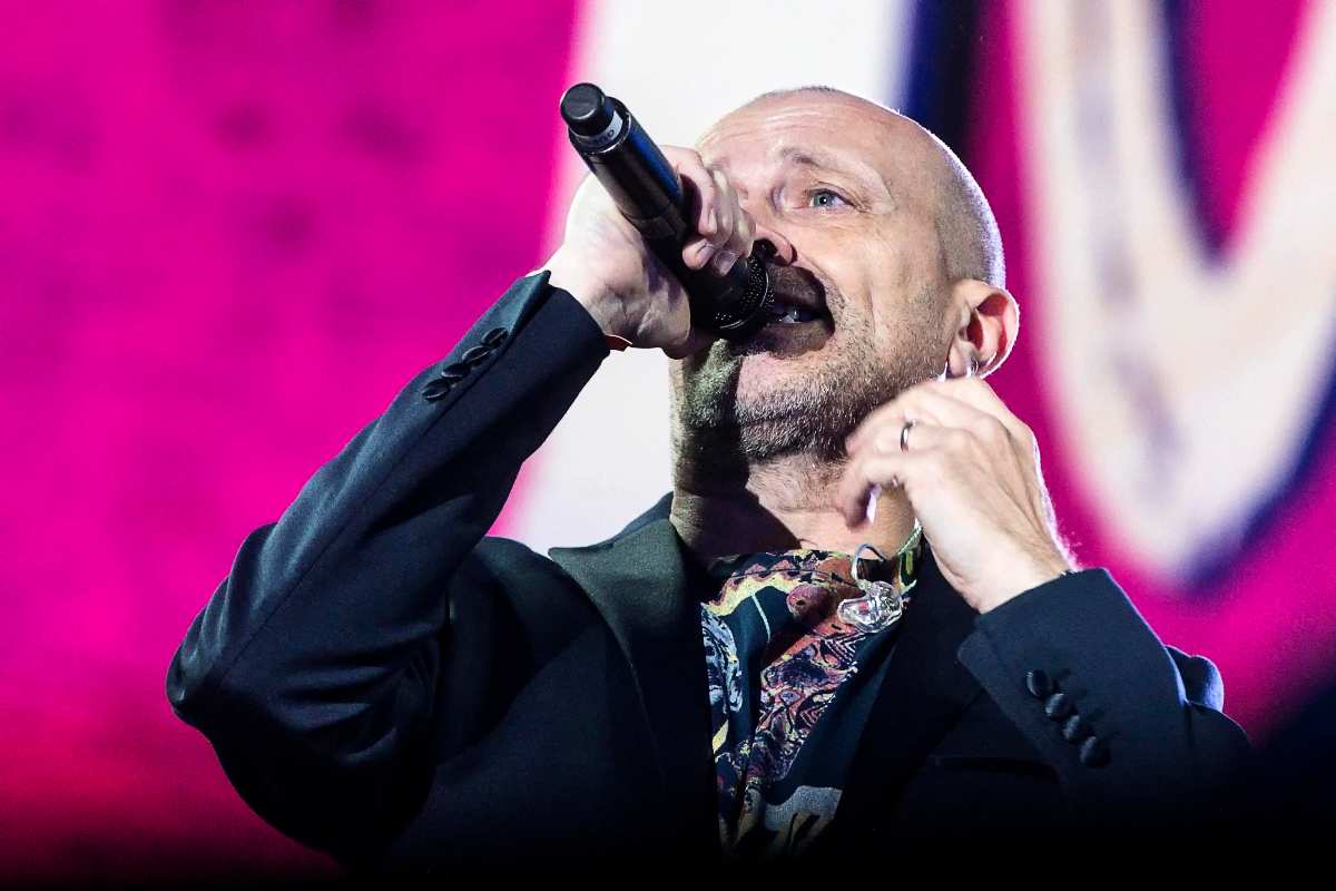 Max Pezzali con il microfono