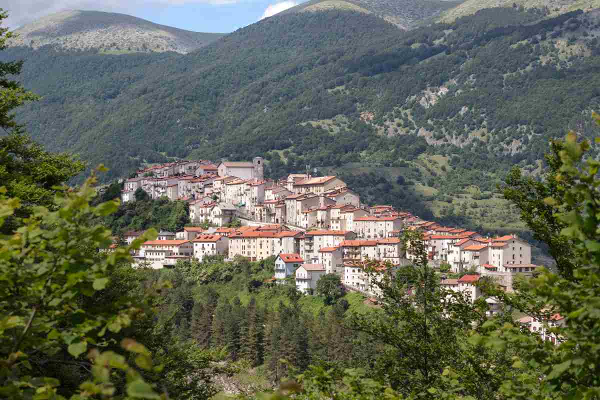 panorama sul borgo di Opi