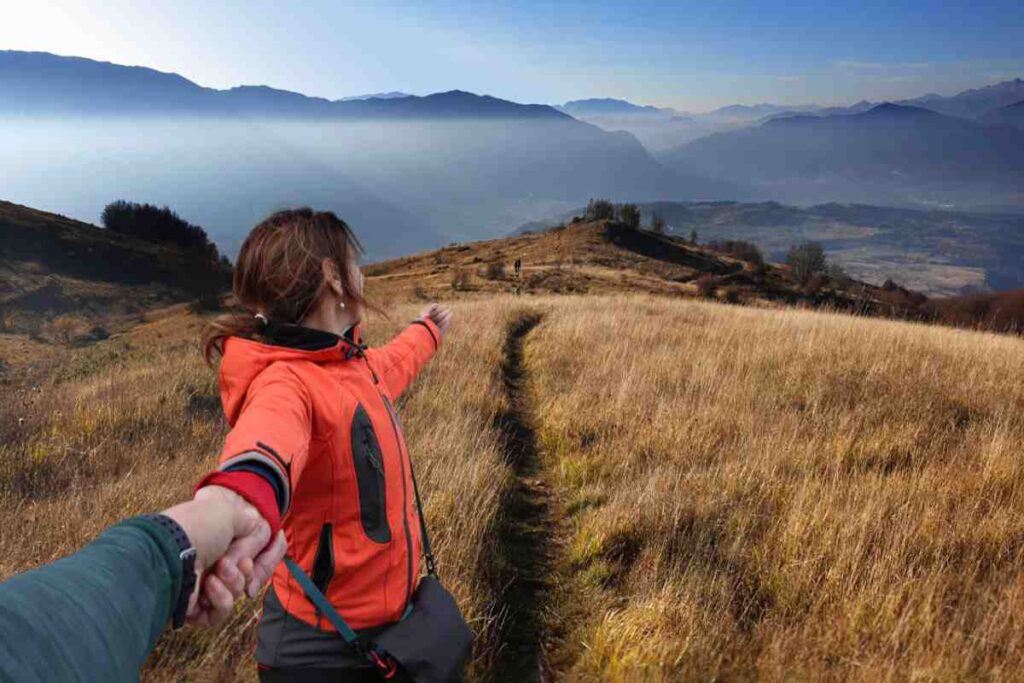 giovani si tengono per mano sul Parco Nazionale della Maiella