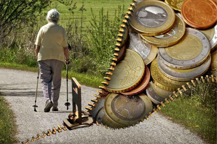 Pensionata che cammina e monete