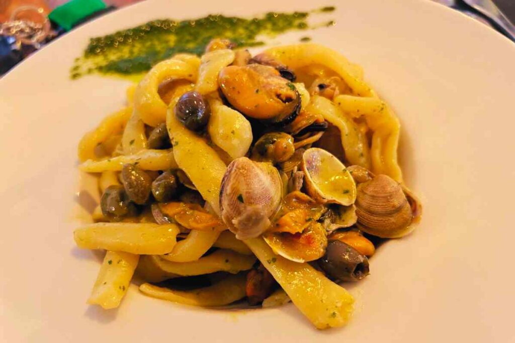 piatto di Pizzicuni con vongole e cozze, la pasta tipica di Carsoli