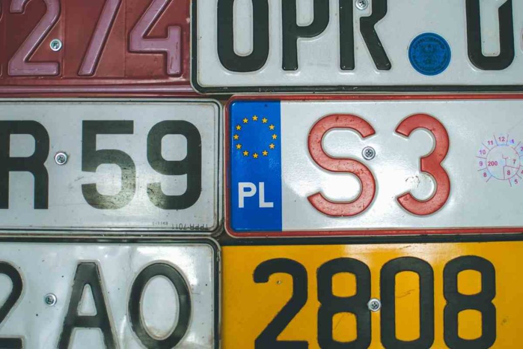 Come personalizzare targa auto