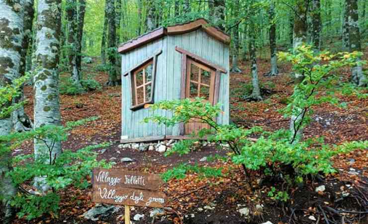 casetta di legno nel bosco