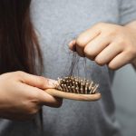 Dove buttare i capelli che cadono a terra