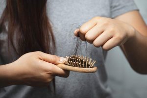 Dove buttare i capelli che cadono a terra