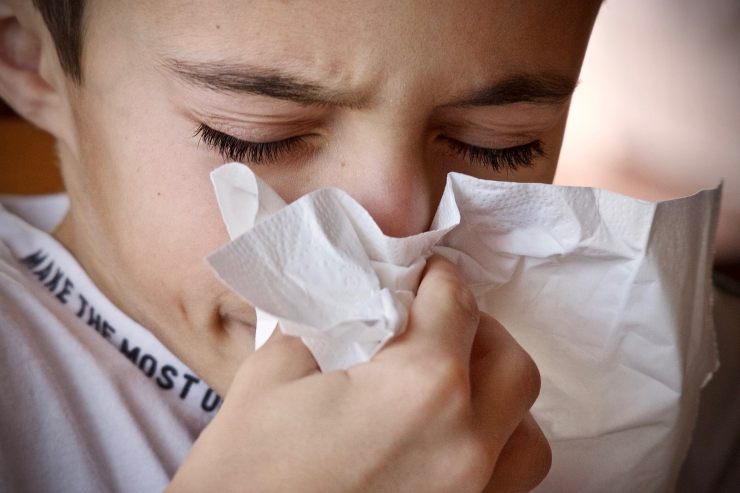 bambino che si soffia il naso