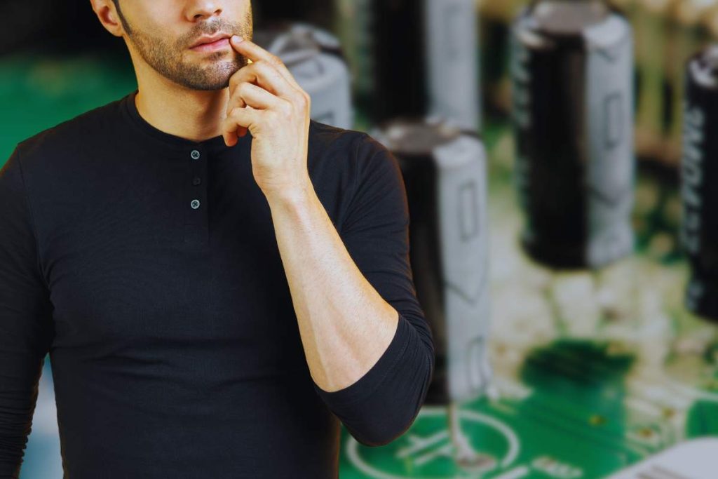 uomo dubbioso condensatore elettrico