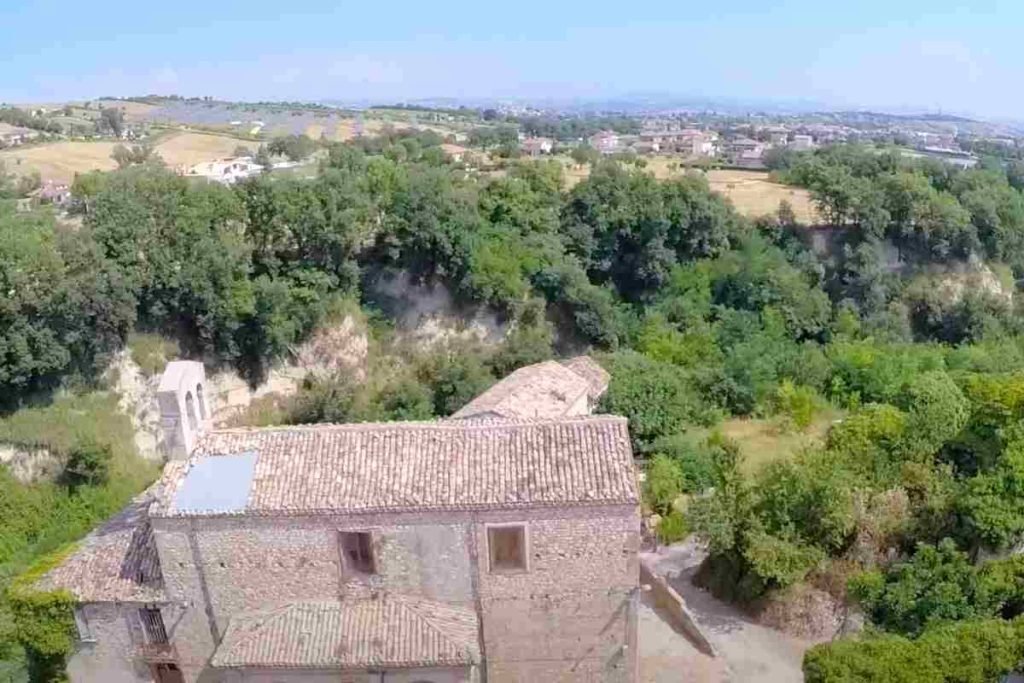 Un paese fantasma in abruzzo