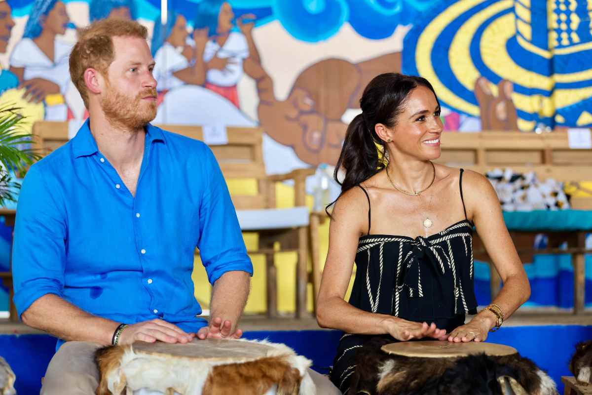 Harry e Meghan seduti