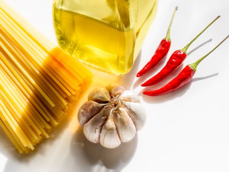 gli ingredienti per gli spaghetti alla carrettiera