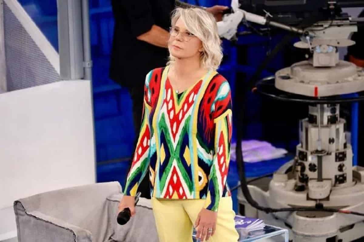 maria de filippi nello studio di amici