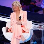 maria de filippi con completo rosa ad amici