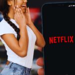 cellulare netflix donna stupita