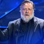 Russell Crowe parla sul palco