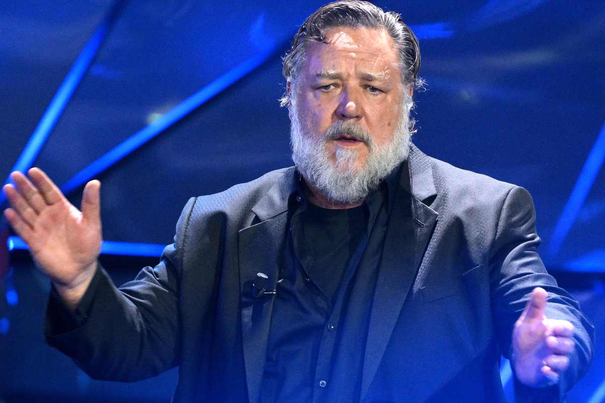 Russell Crowe parla sul palco