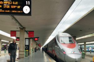 treno in stazione ferroviaria