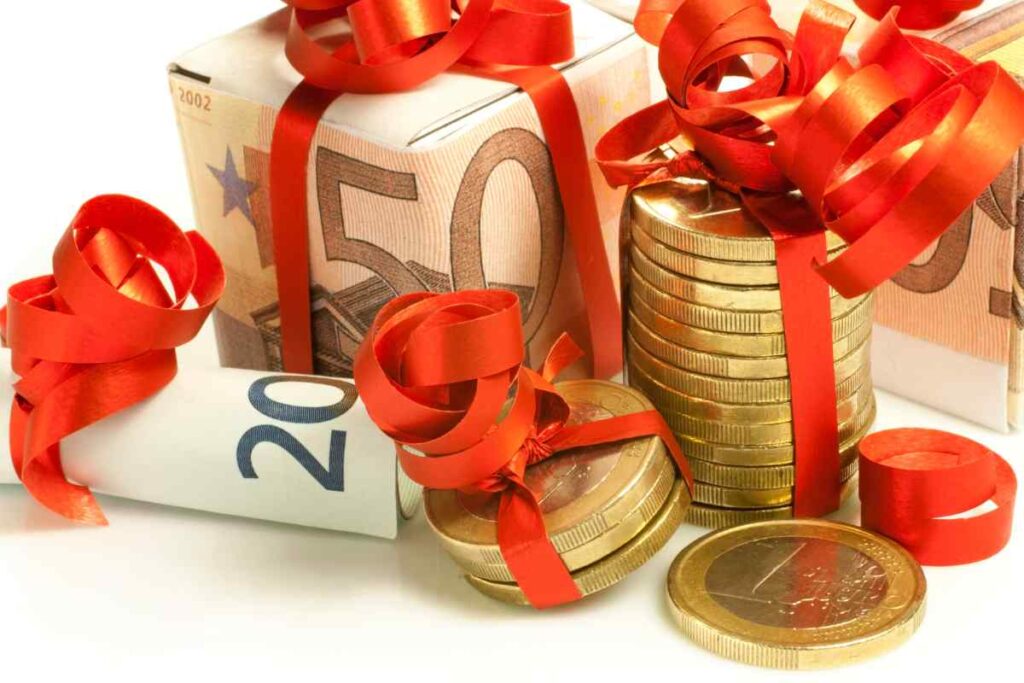 Soldi banconote euro fiocco natale