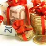 Soldi banconote euro fiocco natale