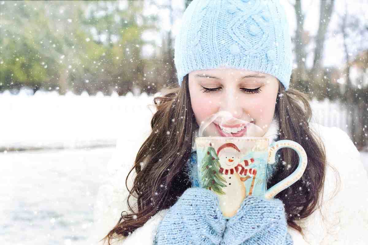 Ragazza beve una cioccolata calda 