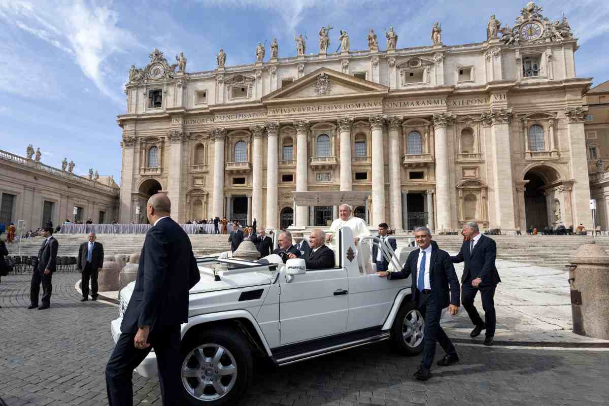 Papa davanti alla Basilica di San Pietro