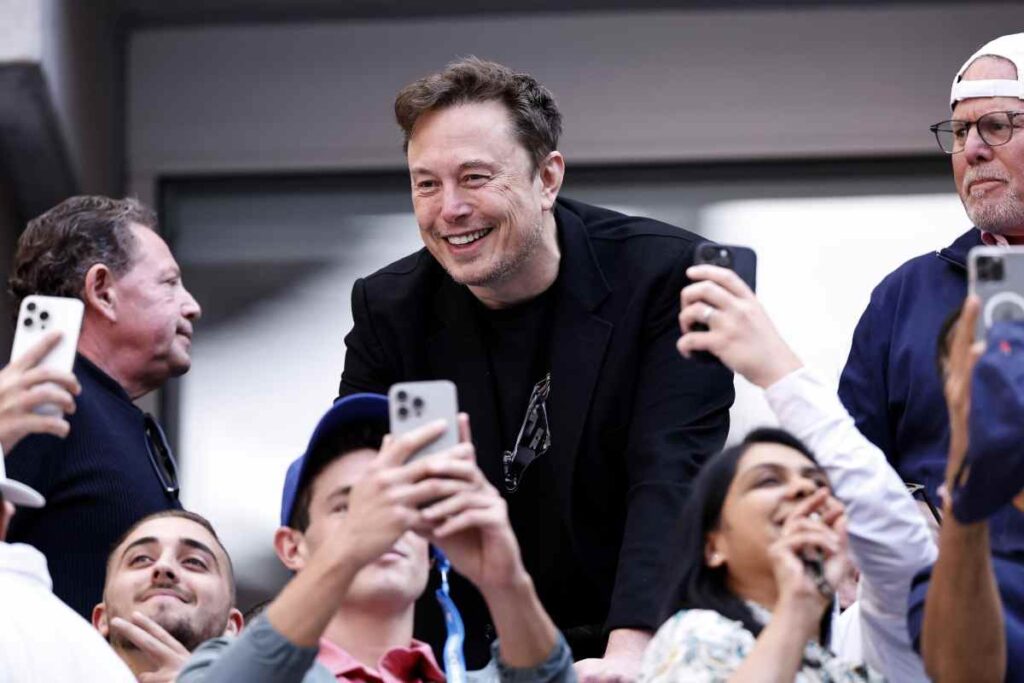 Elon Musk tra la folla