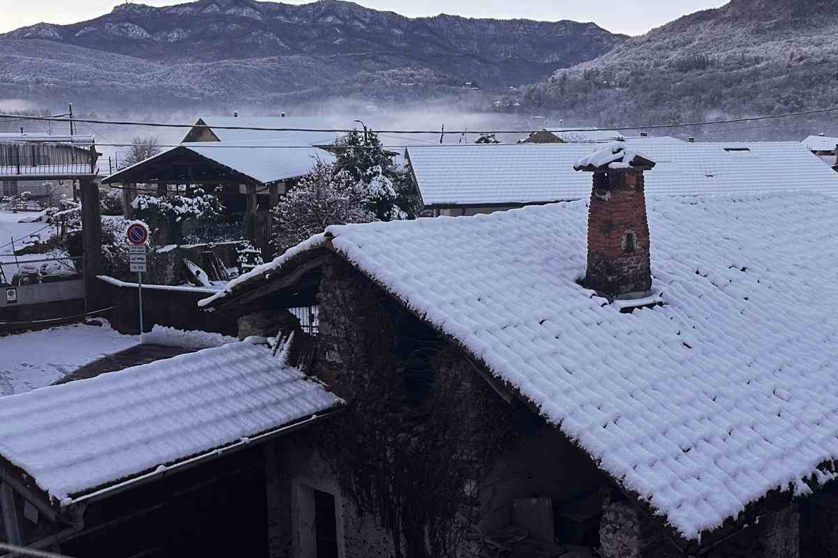 Grantola, nel Nord, si è risvegliata tra la neve