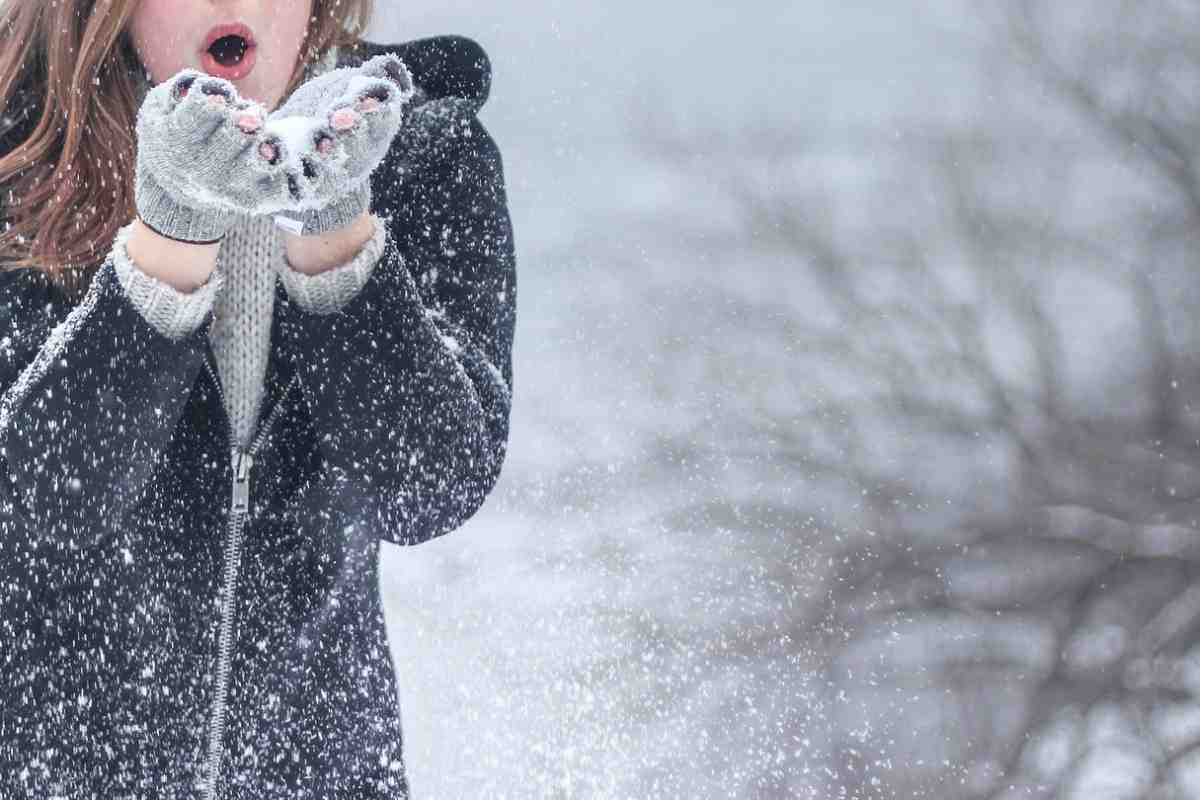 Una ragazza nella neve