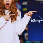 Ragazza sorpresa e pagina iniziale di Disney+