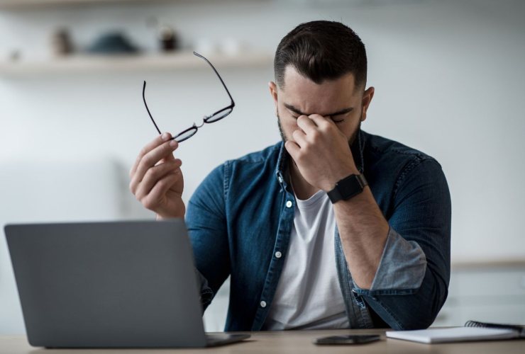 Occhi affaticati davanti al pc