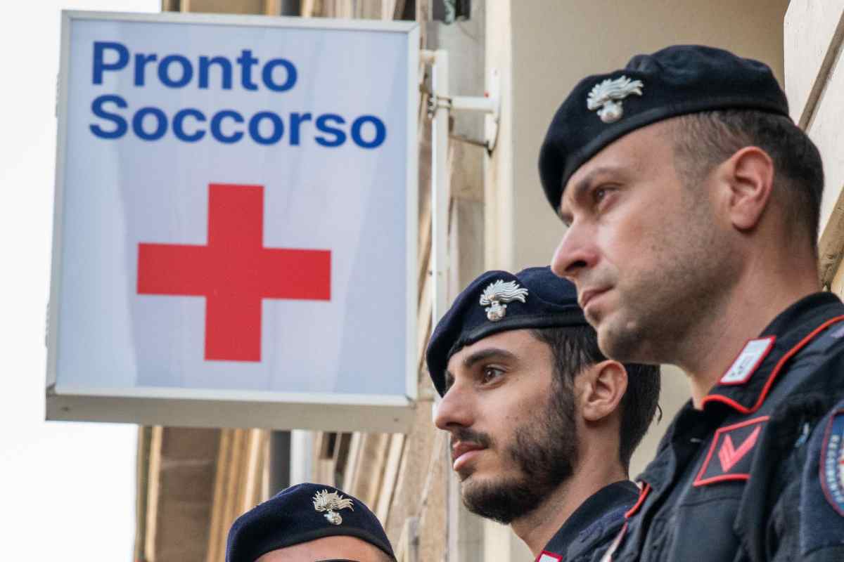 Carabinieri davanti al Pronto soccorso