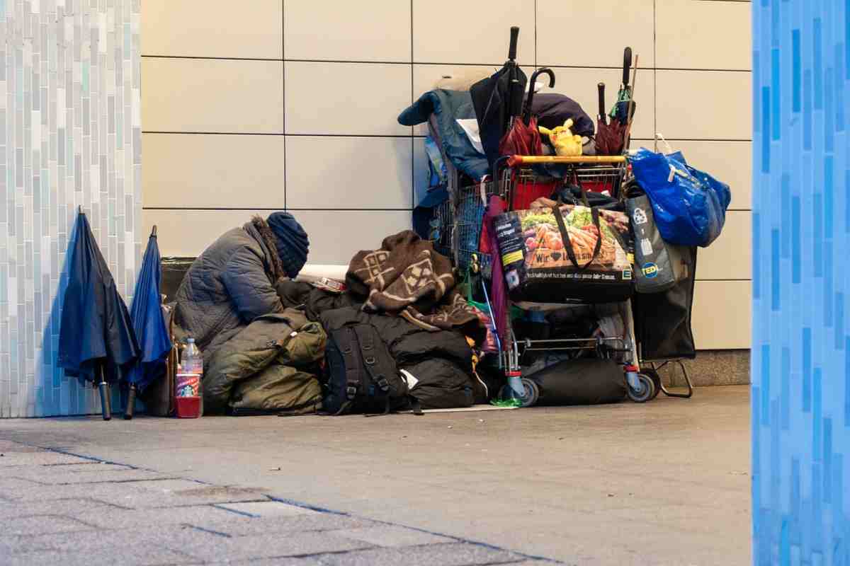 ancia un masso in testa a un senzatetto addormentato: è caccia all’uomo